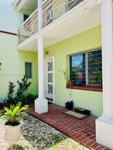 2830 Pine Tree Dr in Miami Beach, FL - Foto de edificio - Building Photo