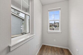 6439 N 87th Ct in Camas, WA - Building Photo - Building Photo