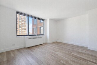 1735 York Ave, Unit 33 H in New York, NY - Foto de edificio - Building Photo