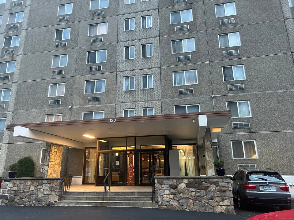 120 Huntington Turnpike in Bridgeport, CT - Building Photo