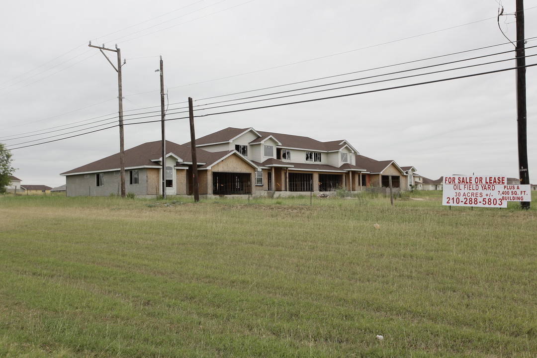 18497 S Tx-16 Hwy in Von Ormy, TX - Building Photo