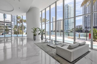 300 Biscayne Blvd Way in Miami, FL - Foto de edificio - Building Photo