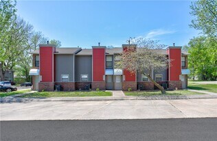 460 N Garrett St in Siloam Springs, AR - Building Photo