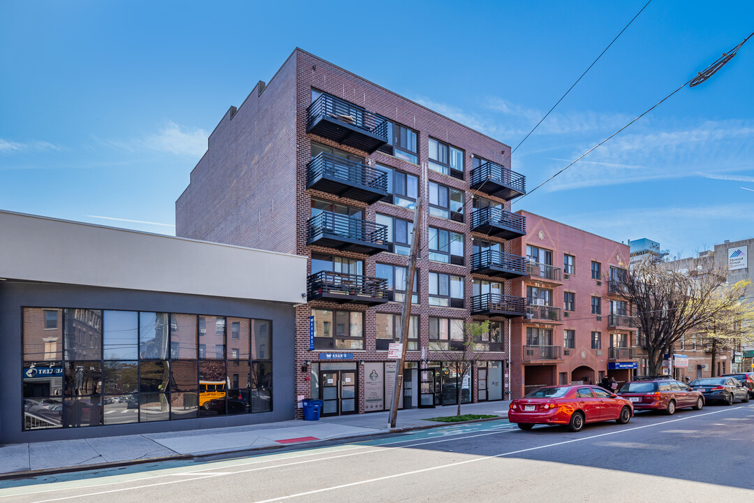 2753 Crescent St in Long Island City, NY - Building Photo