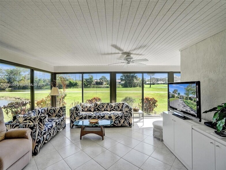 8511 Casa Del Lago, Unit 1 Bedroom 300-0504 in Boca Raton, FL - Building Photo