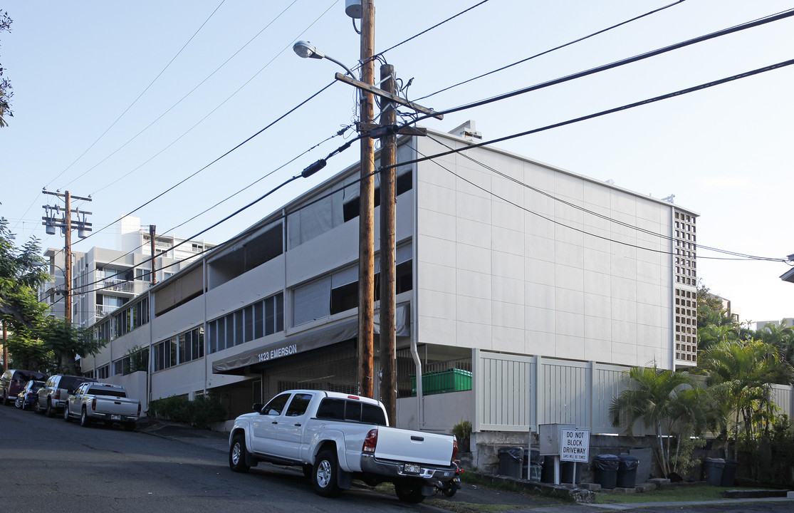 Emerson Court in Honolulu, HI - Building Photo