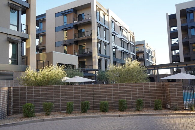 19355 N 73rd Way in Scottsdale, AZ - Foto de edificio - Building Photo