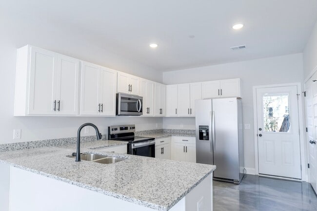 1042 Serenity Ln in Springfield, TN - Building Photo - Building Photo