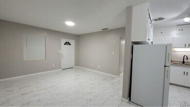 7115 N Tampania Ave in Tampa, FL - Building Photo - Building Photo