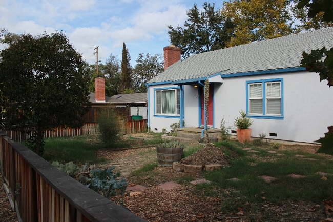 1010 S Cloverdale Blvd in Cloverdale, CA - Foto de edificio - Building Photo