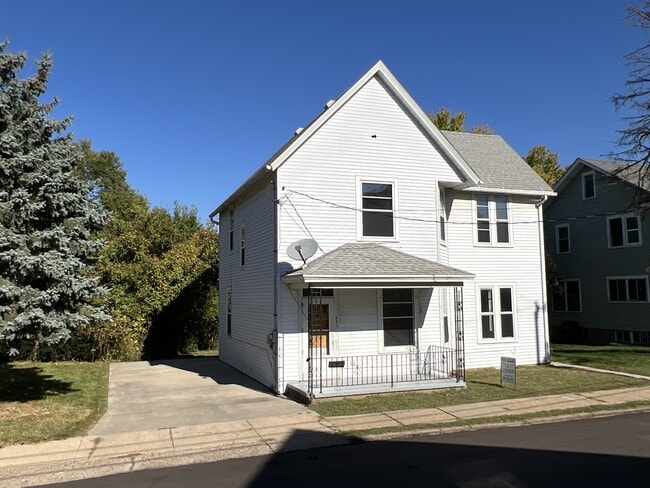 451 W 16th St in Dubuque, IA - Building Photo - Building Photo