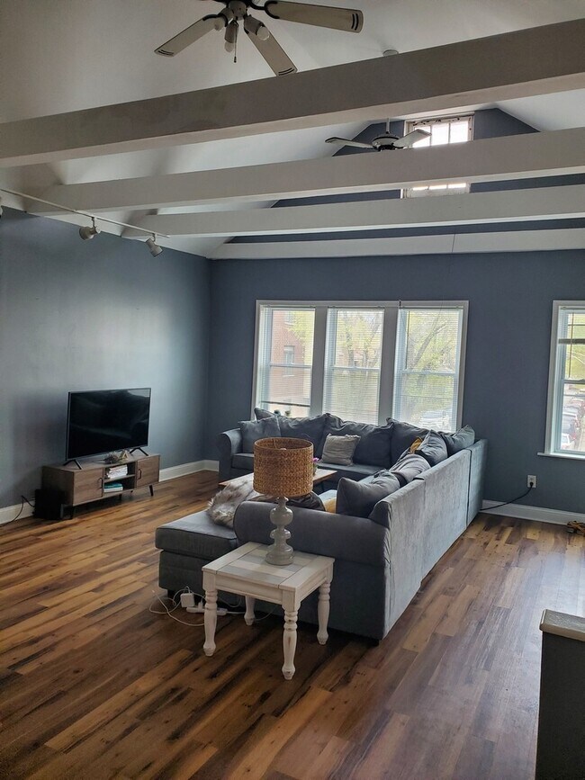 2062 N Damen Ave.-Unit -2 in Chicago, IL - Building Photo - Building Photo