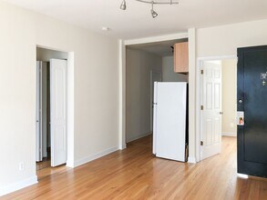 3921 N Pine Grove Ave, Unit 2W in Chicago, IL - Building Photo - Building Photo
