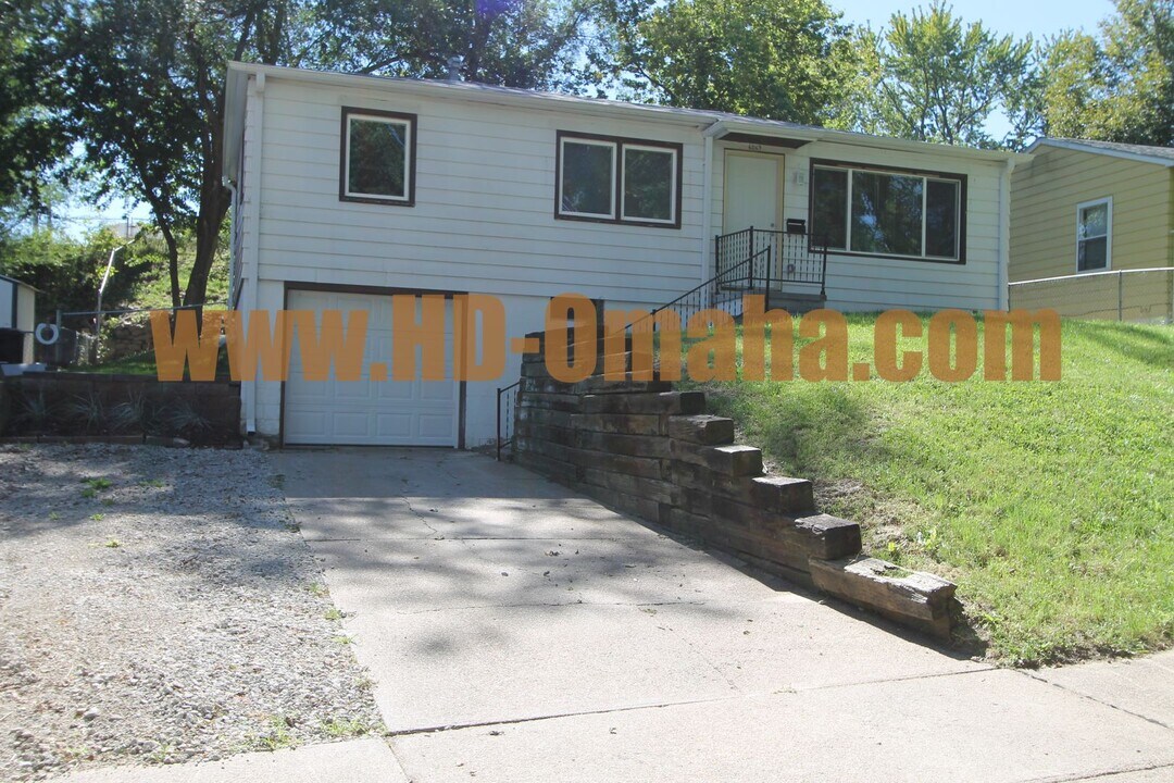 6069 G St in Omaha, NE - Building Photo