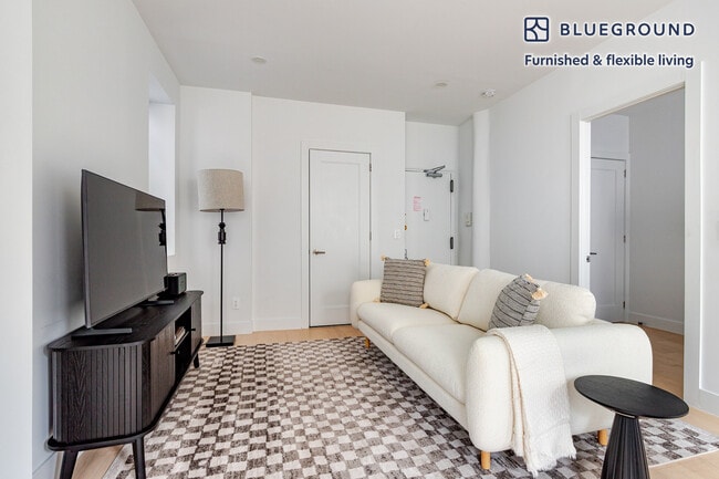 753 9th Ave in New York, NY - Building Photo - Building Photo
