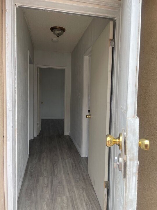 674 E 115th St in Los Angeles, CA - Building Photo