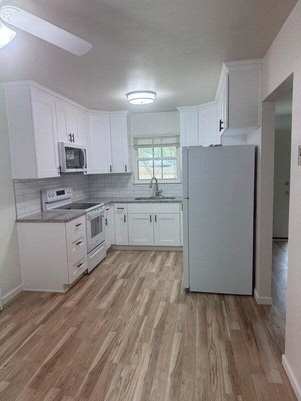 2219 Oak St, Unit Unit B in Virginia Beach, VA - Foto de edificio - Building Photo