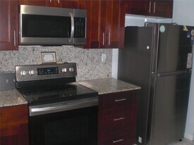 962 NW 79th Terrace in Plantation, FL - Building Photo