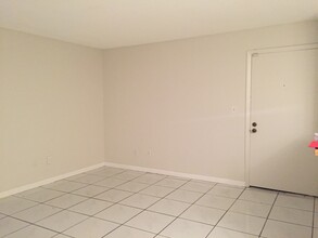 805 NE 199th St in Miami, FL - Building Photo - Building Photo