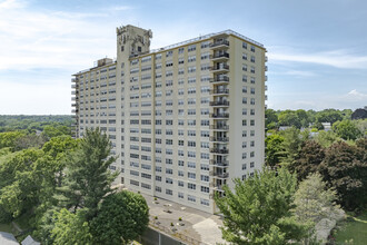 Embassy Towers in Bridgeport, CT - Building Photo - Building Photo