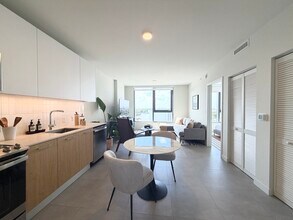 168 NW 30th St, Unit A1 in Miami, FL - Foto de edificio - Building Photo