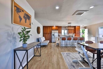 6479 Carthage St in San Diego, CA - Foto de edificio - Building Photo