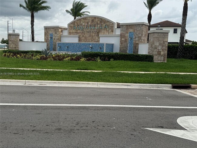 10825 W 33rd Way in Hialeah, FL - Building Photo - Building Photo