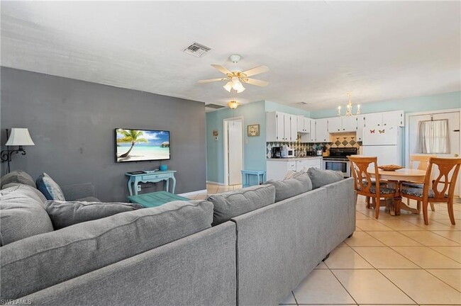 4241 Mariner Ln in Bonita Springs, FL - Foto de edificio - Building Photo