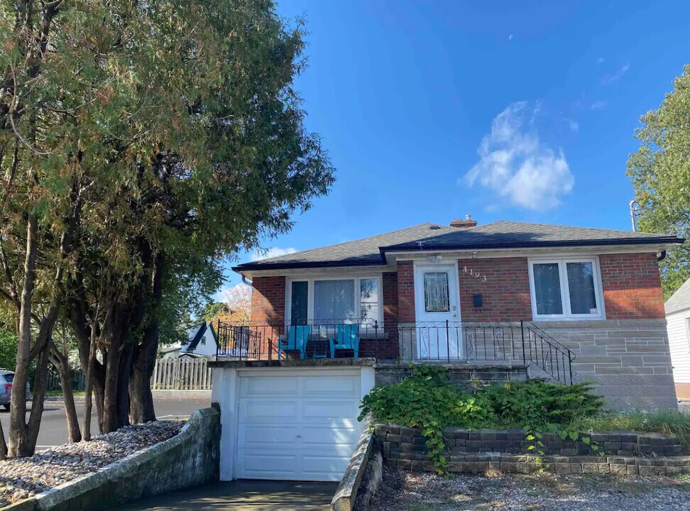 4193 Portage Rd in Niagara Falls, ON - Building Photo