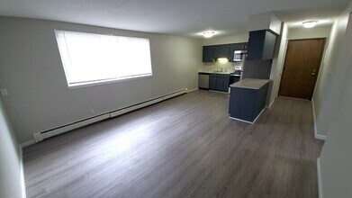 74 Northwood Dr in Hiawatha, IA - Building Photo - Building Photo