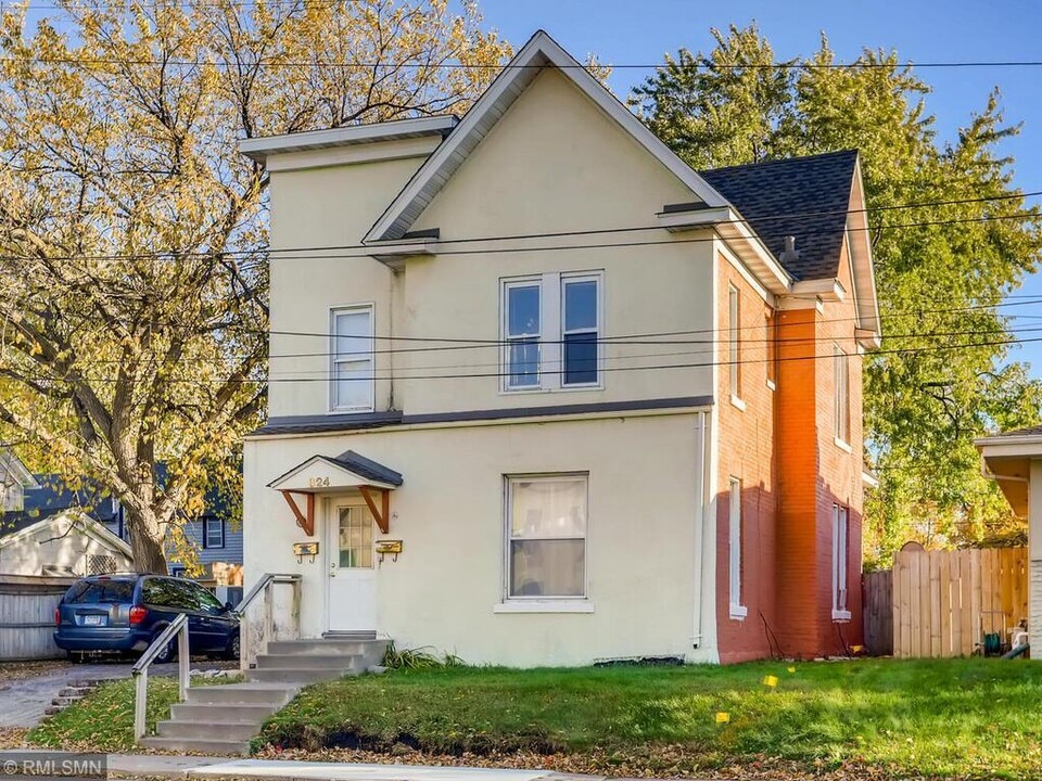 824 Lowry Ave NE, Unit 2 in Minneapolis, MN - Building Photo