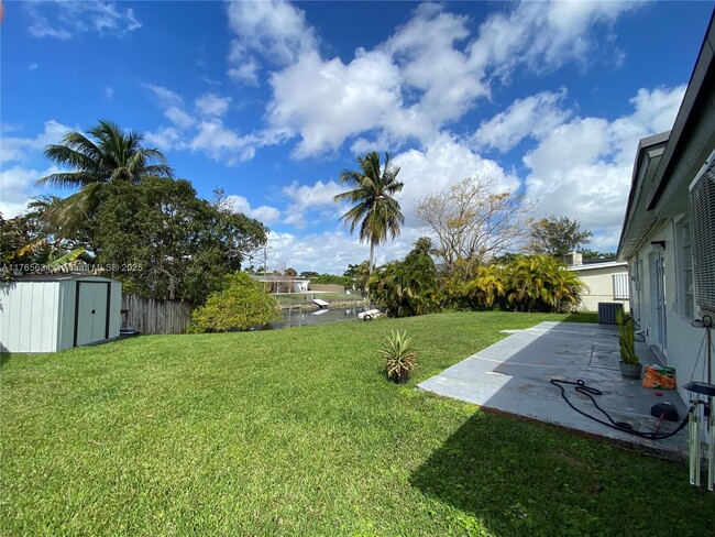 11121 SW 46th St in Miami, FL - Building Photo - Building Photo