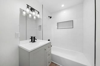 4920 Solola Ave in San Diego, CA - Foto de edificio - Building Photo