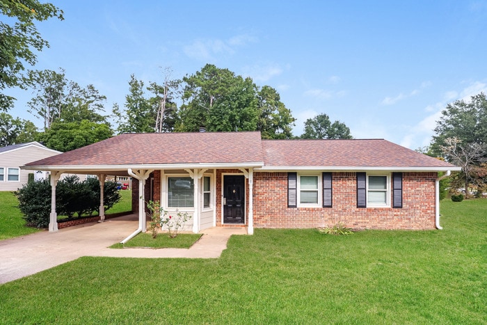 8 Silverwood Dr in Newnan, GA - Building Photo