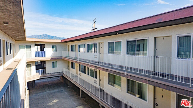 447 W Elk Ave in Glendale, CA - Building Photo - Building Photo