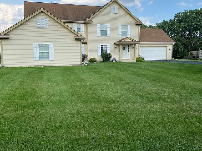 W264N2044 Deer Haven Ct in Pewaukee, WI - Building Photo