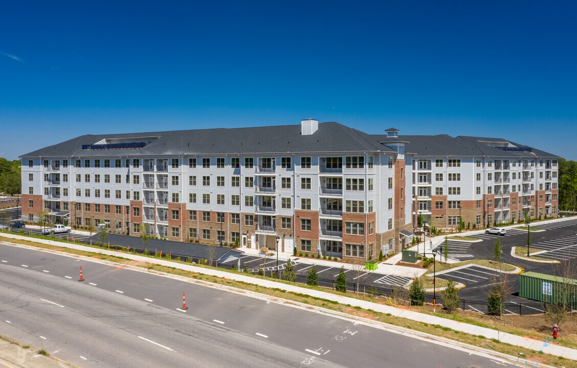 Overture Cary 55+ Active Adult Apartment Homes in Morrisville, NC - Foto de edificio