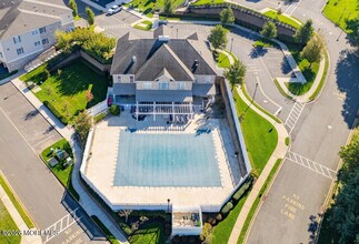 112 Regency Ct in Morganville, NJ - Building Photo - Building Photo