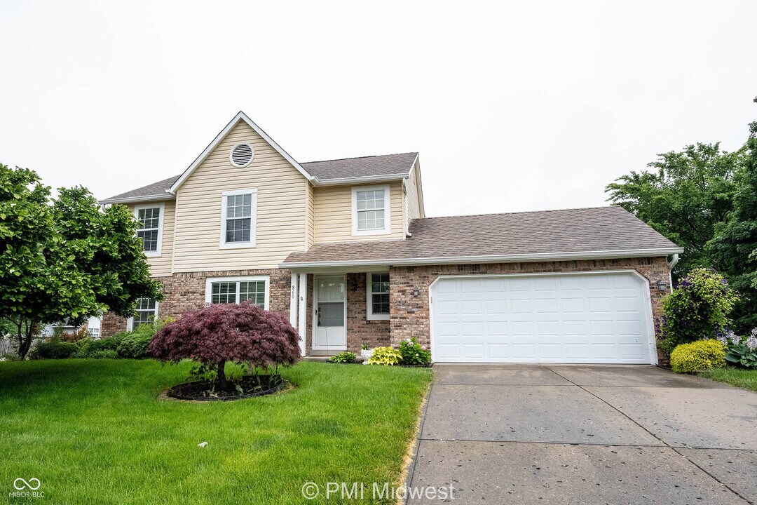 860 Sable Ridge Dr in Greenwood, IN - Building Photo