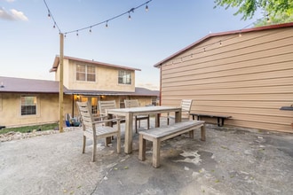 515 W Crestline Dr in San Antonio, TX - Building Photo - Building Photo