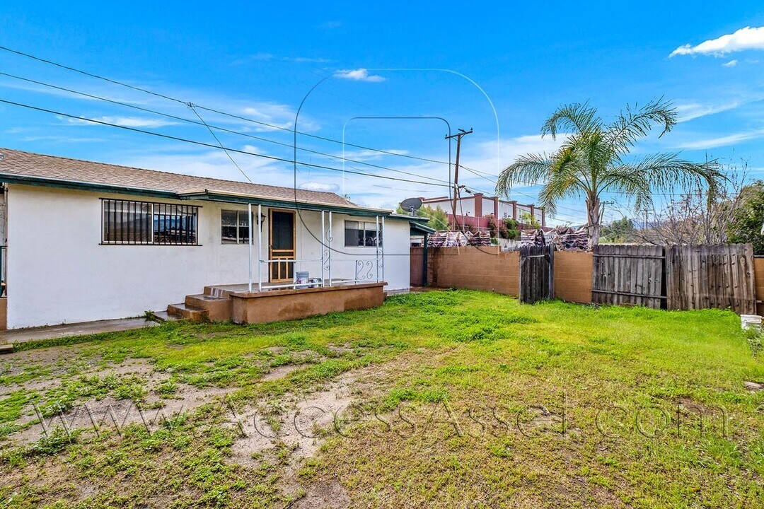 522 N Spring St in Lake Elsinore, CA - Building Photo