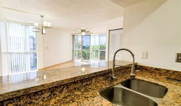 7035 NW 186th St in Hialeah, FL - Building Photo - Building Photo