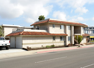 4951-4961 Warner Ave in Huntington Beach, CA - Building Photo - Building Photo