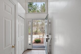 68 Barrington Ave in Nashua, NH - Foto de edificio - Building Photo