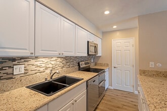 Los Arboles Apartments in Del Mar, CA - Building Photo - Interior Photo