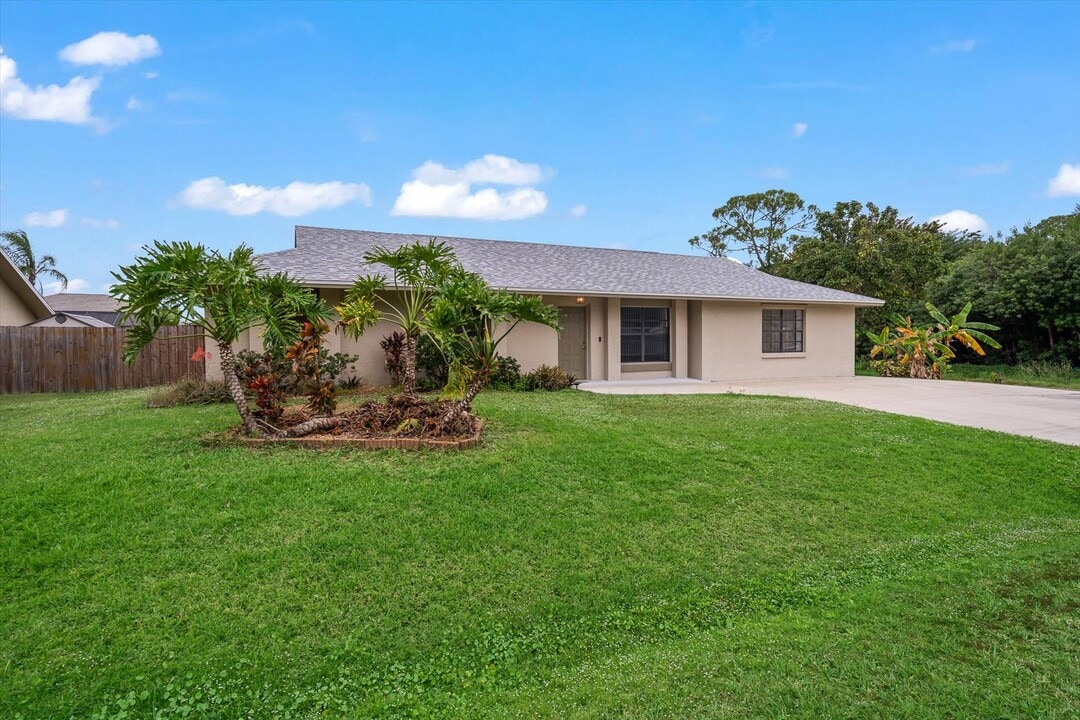 701 Elmont St NW in Palm Bay, FL - Building Photo