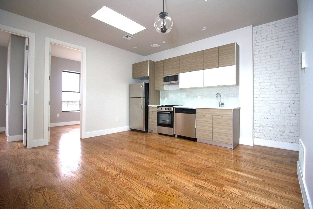 102 Rogers Ave in Brooklyn, NY - Building Photo