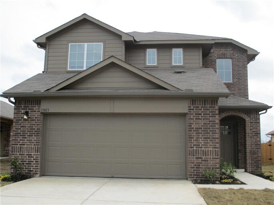 13813 Geelong Dr in Pflugerville, TX - Foto de edificio