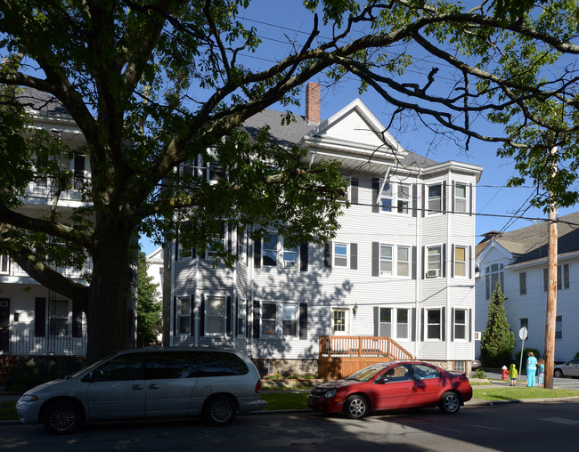 377 Ashley Blvd in New Bedford, MA - Foto de edificio - Building Photo