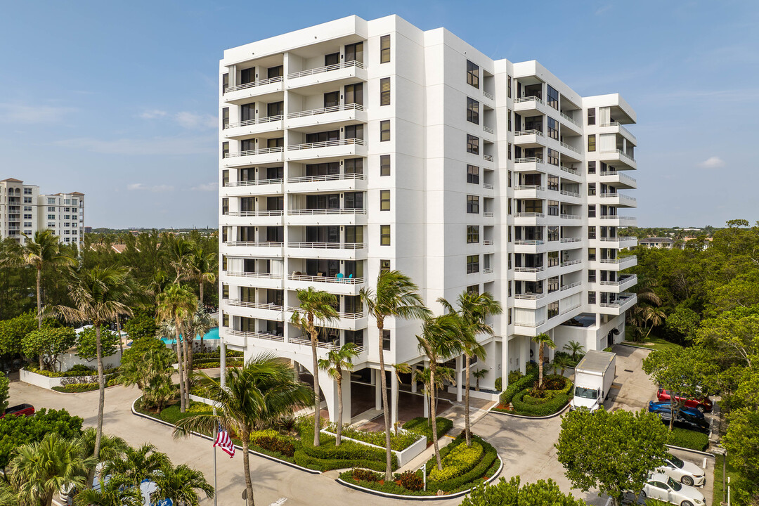 Casuarina in Highland Beach, FL - Foto de edificio